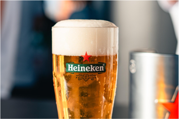 Copo de chope Heineken com colarinho medido na linha da estrela